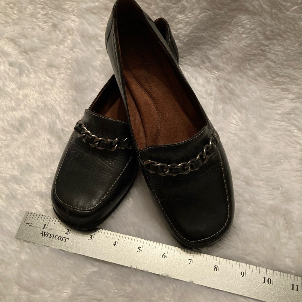 Naturalizer Black Loafers with Chain Accent. New w/o tags, size 7
